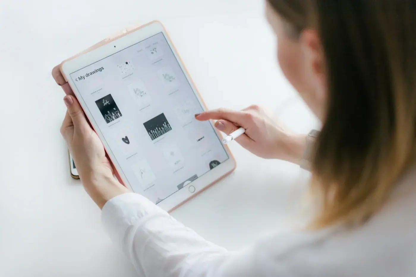 tablet üzerinde klinik içeriği inceleyen kişinin yakın çekimi